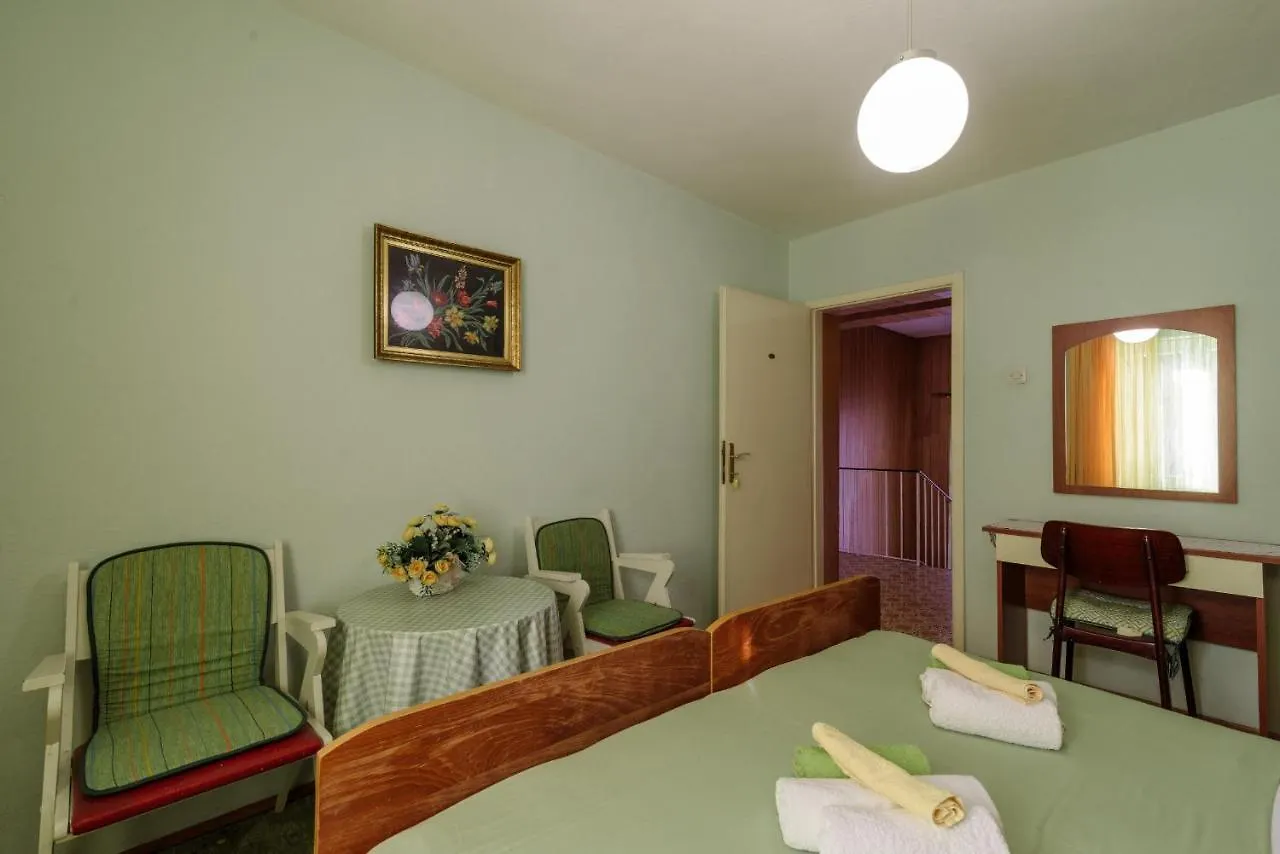 Rooms Mirjana Trogir 2*,